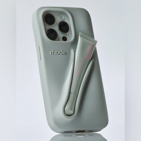 NWOT RHODE 15 PRO MAX IPHONE CASE GREY LIP CASE - Picture 1 of 10